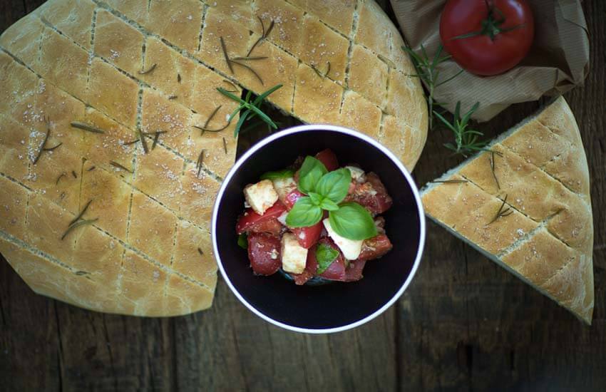 Focaccia mit Tomatenmozzarella-Salat